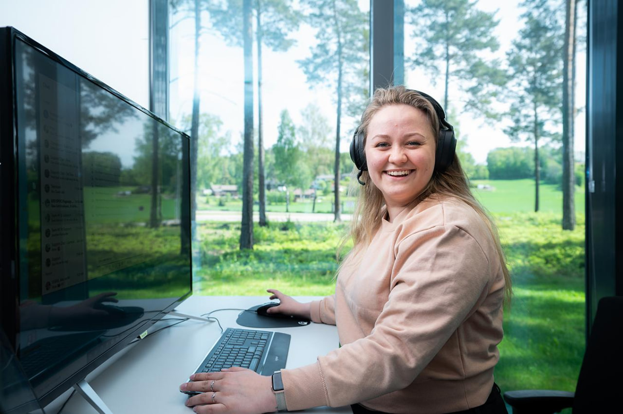 Ljus silvergrön komposition som representerar GLPulse kundservice